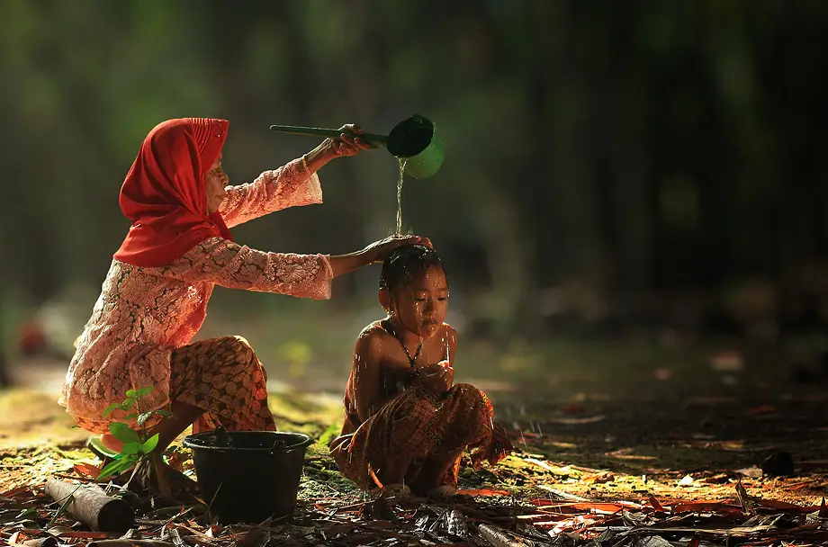 Ilustrasi Seorang Ibu yang Sedang Memandikan Anaknya